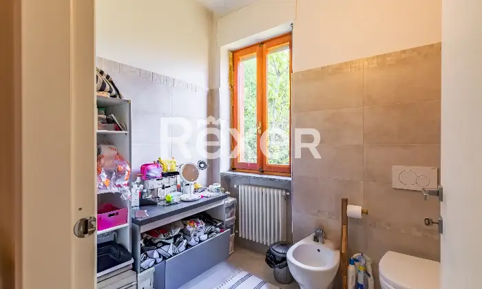 Rexer-Diano-dAlba-Casa-indipendente-con-ampio-giardino-e-autorimesse-Altro