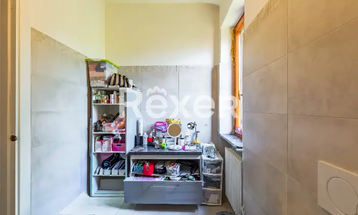 Rexer-Diano-dAlba-Casa-indipendente-con-ampio-giardino-e-autorimesse-Altro
