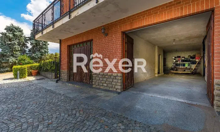 Rexer-Diano-dAlba-Casa-indipendente-con-ampio-giardino-e-autorimesse-Altro