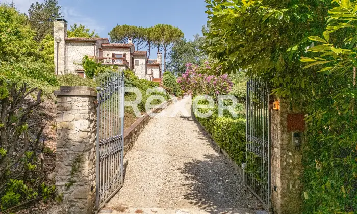 Rexer-Borgo-San-Lorenzo-Villa-indipendente-immersa-nel-verde-delle-colline-del-Mugello-Ingresso