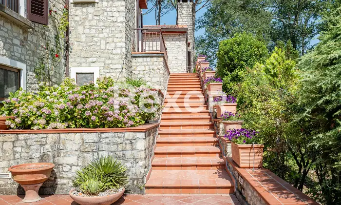 Rexer-Borgo-San-Lorenzo-Villa-indipendente-immersa-nel-verde-delle-colline-del-Mugello-Scala