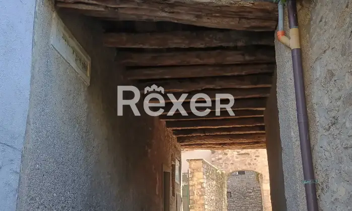 Rexer-Valsolda-Terratetto-disposto-su-livelli-nel-borgo-antico-di-Drano-Altro