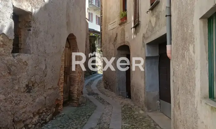 Rexer-Valsolda-Terratetto-disposto-su-livelli-nel-borgo-antico-di-Drano-Altro
