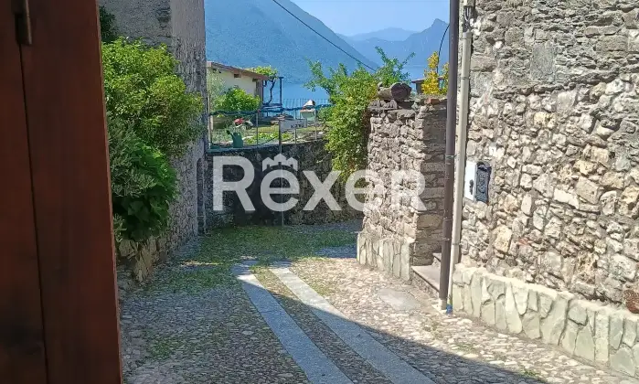 Rexer-Valsolda-Terratetto-disposto-su-livelli-nel-borgo-antico-di-Drano-Altro