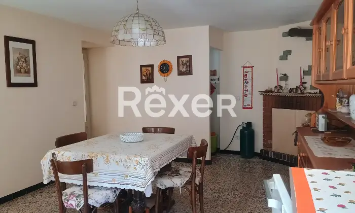 Rexer-Valsolda-Terratetto-disposto-su-livelli-nel-borgo-antico-di-Drano-Altro