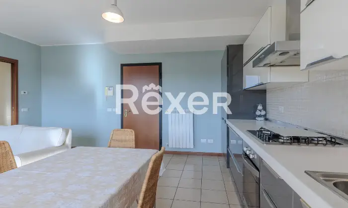 Rexer-Gorle-Bilocale-con-ampio-terrazzo-box-e-ascensore-Altro