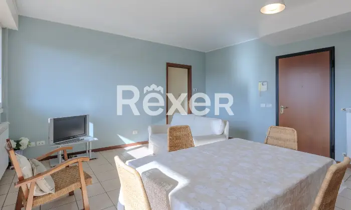 Rexer-Gorle-Bilocale-con-ampio-terrazzo-box-e-ascensore-Altro