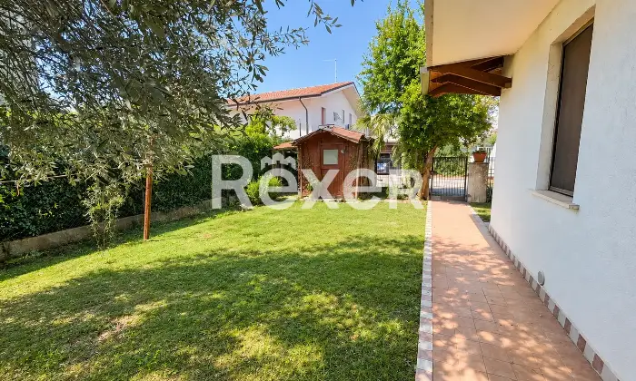 Rexer-Volpago-del-Montello-Villetta-a-schiera-di-testa-con-giardino-privato-e-garage-Giardino