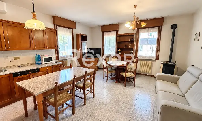 Rexer-Volpago-del-Montello-Villetta-a-schiera-di-testa-con-giardino-privato-e-garage-Sala