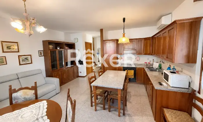 Rexer-Volpago-del-Montello-Villetta-a-schiera-di-testa-con-giardino-privato-e-garage-Cucina