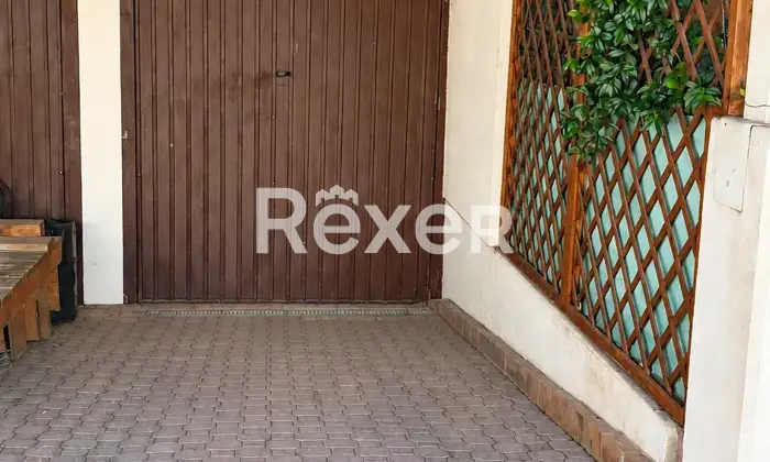 Rexer-Volpago-del-Montello-Villetta-a-schiera-di-testa-con-giardino-privato-e-garage-Garage