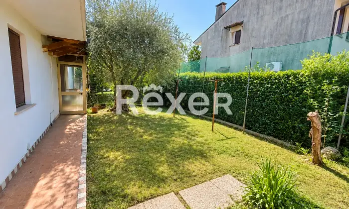 Rexer-Volpago-del-Montello-Villetta-a-schiera-di-testa-con-giardino-privato-e-garage-Giardino