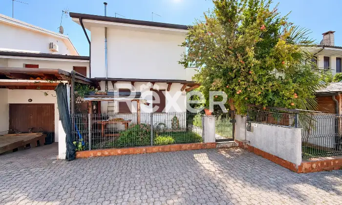 Rexer-Volpago-del-Montello-Villetta-a-schiera-di-testa-con-giardino-privato-e-garage-Facciata