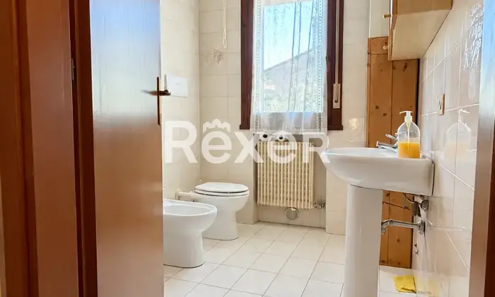 Rexer-Volpago-del-Montello-Villetta-a-schiera-di-testa-con-giardino-privato-e-garage-CameraDaLetto