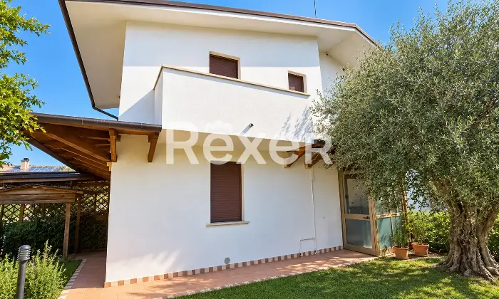 Rexer-Volpago-del-Montello-Villetta-a-schiera-di-testa-con-giardino-privato-e-garage-Facciata
