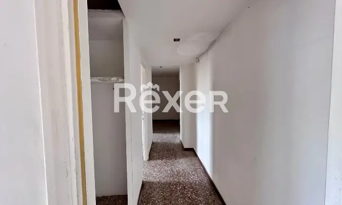 Rexer-Roma-Ampio-Bilocale-Piano-Alto-con-balcone-Corridoio