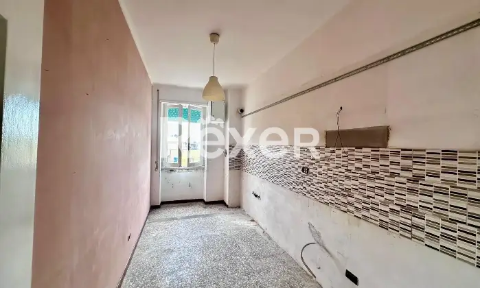 Rexer-Roma-Ampio-Bilocale-Piano-Alto-con-balcone-Cucina