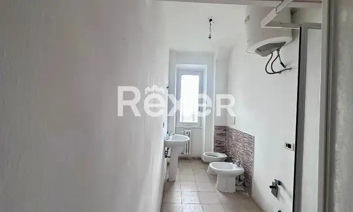 Rexer-Roma-Ampio-Bilocale-Piano-Alto-con-balcone-Bagno