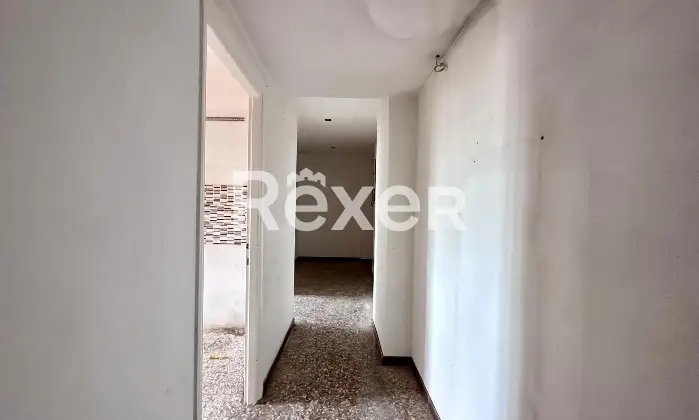 Rexer-Roma-Ampio-Bilocale-Piano-Alto-con-balcone-Corridoio