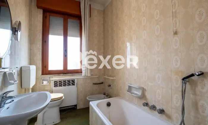 Rexer-Cento-Ampio-appartamento-con-garage-e-spazi-accessori-in-vendita-a-Cento-Altro