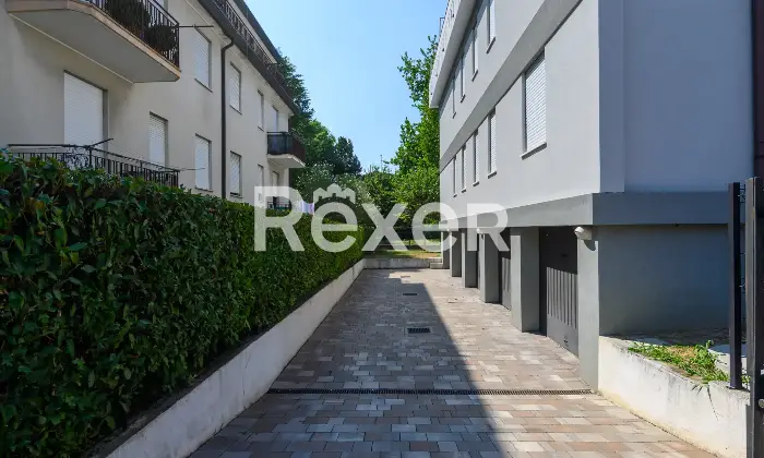 Rexer-Padova-Appartamento-di-ampia-metratura-termoautonomo-composto-da-soggiorno-terrazza-cucina-abitabile-tre-camere-doppi-servizi-ripostiglio-e-garage-grande-Altro
