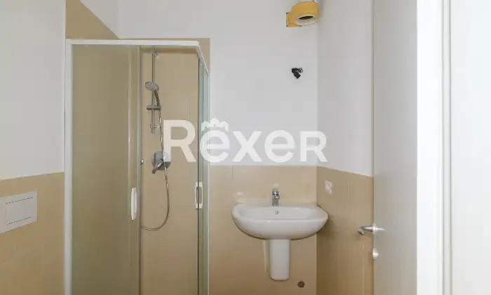 Rexer-Padova-Appartamento-di-ampia-metratura-termoautonomo-composto-da-soggiorno-terrazza-cucina-abitabile-tre-camere-doppi-servizi-ripostiglio-e-garage-grande-Altro