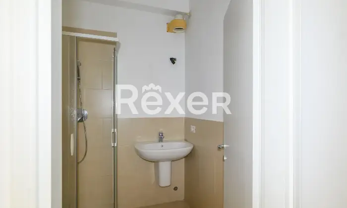 Rexer-Padova-Appartamento-di-ampia-metratura-termoautonomo-composto-da-soggiorno-terrazza-cucina-abitabile-tre-camere-doppi-servizi-ripostiglio-e-garage-grande-Altro