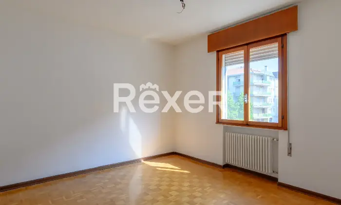Rexer-Padova-Appartamento-di-ampia-metratura-termoautonomo-composto-da-soggiorno-terrazza-cucina-abitabile-tre-camere-doppi-servizi-ripostiglio-e-garage-grande-Altro