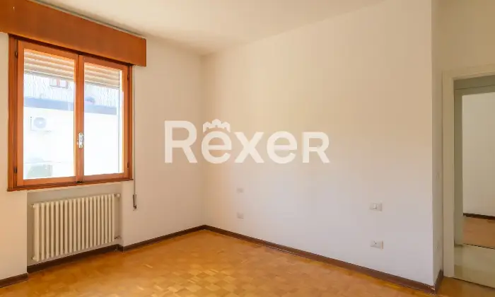 Rexer-Padova-Appartamento-di-ampia-metratura-termoautonomo-composto-da-soggiorno-terrazza-cucina-abitabile-tre-camere-doppi-servizi-ripostiglio-e-garage-grande-Altro