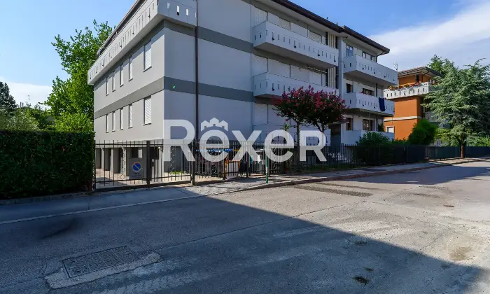 Rexer-Padova-Appartamento-di-ampia-metratura-termoautonomo-composto-da-soggiorno-terrazza-cucina-abitabile-tre-camere-doppi-servizi-ripostiglio-e-garage-grande-Altro