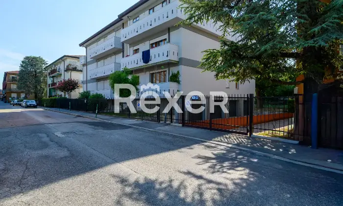 Rexer-Padova-Appartamento-di-ampia-metratura-termoautonomo-composto-da-soggiorno-terrazza-cucina-abitabile-tre-camere-doppi-servizi-ripostiglio-e-garage-grande-Altro