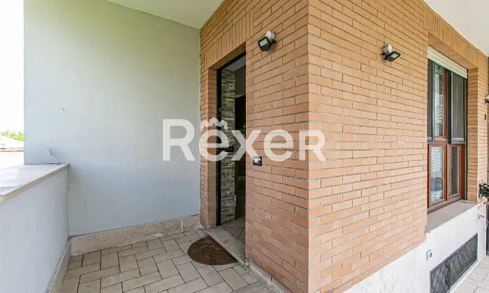 Rexer-Roma-Villa-a-schiera-angolare-su-tre-livelli-con-ampio-giardino-terrazzi-e-Box-auto-Altro