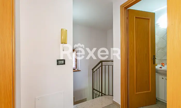 Rexer-Roma-Villa-a-schiera-angolare-su-tre-livelli-con-ampio-giardino-terrazzi-e-Box-auto-Altro
