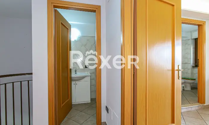 Rexer-Roma-Villa-a-schiera-angolare-su-tre-livelli-con-ampio-giardino-terrazzi-e-Box-auto-Altro
