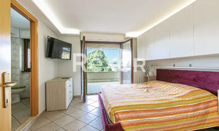 Rexer-Roma-Villa-a-schiera-angolare-su-tre-livelli-con-ampio-giardino-terrazzi-e-Box-auto-Altro