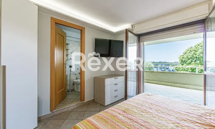 Rexer-Roma-Villa-a-schiera-angolare-su-tre-livelli-con-ampio-giardino-terrazzi-e-Box-auto-Altro