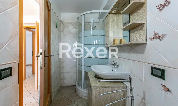 Rexer-Roma-Villa-a-schiera-angolare-su-tre-livelli-con-ampio-giardino-terrazzi-e-Box-auto-Altro