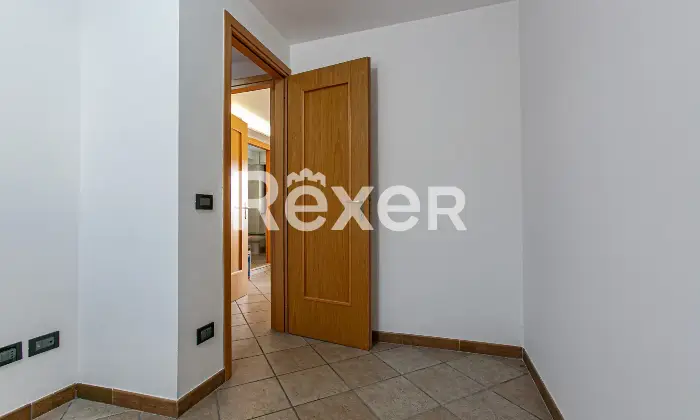 Rexer-Roma-Villa-a-schiera-angolare-su-tre-livelli-con-ampio-giardino-terrazzi-e-Box-auto-Altro