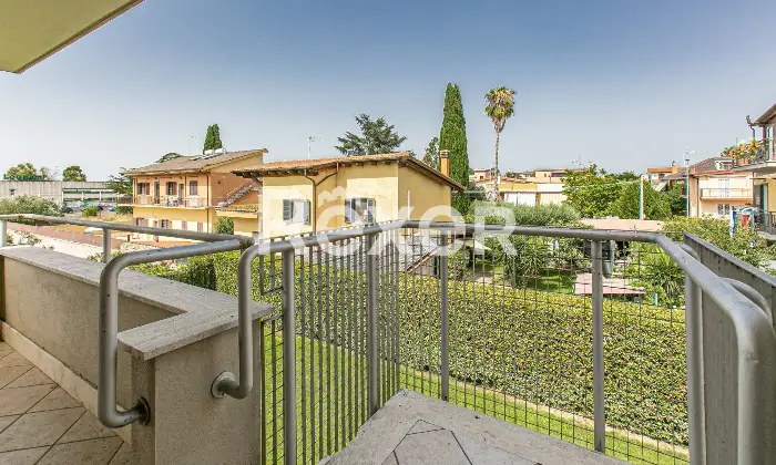 Rexer-Roma-Villa-a-schiera-angolare-su-tre-livelli-con-ampio-giardino-terrazzi-e-Box-auto-Altro