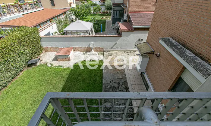 Rexer-Roma-Villa-a-schiera-angolare-su-tre-livelli-con-ampio-giardino-terrazzi-e-Box-auto-Altro