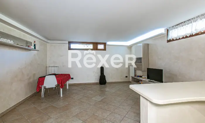Rexer-Roma-Villa-a-schiera-angolare-su-tre-livelli-con-ampio-giardino-terrazzi-e-Box-auto-Altro