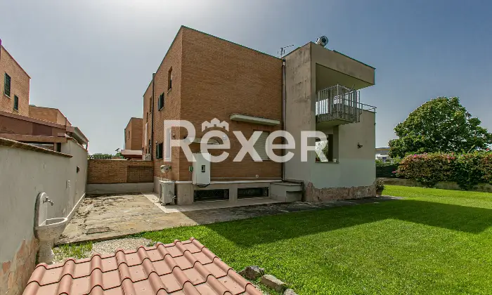 Rexer-Roma-Villa-a-schiera-angolare-su-tre-livelli-con-ampio-giardino-terrazzi-e-Box-auto-Altro