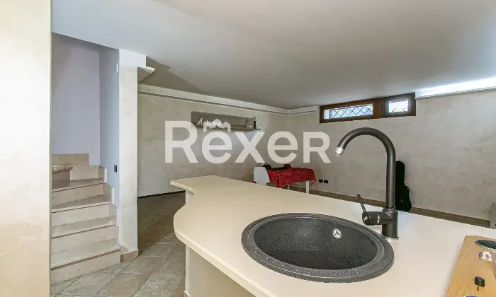 Rexer-Roma-Villa-a-schiera-angolare-su-tre-livelli-con-ampio-giardino-terrazzi-e-Box-auto-Altro