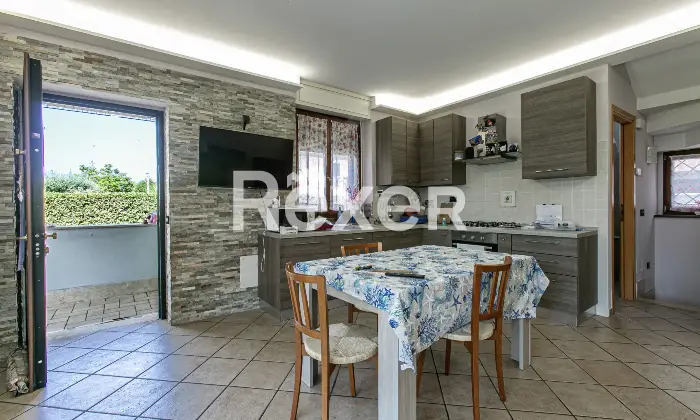 Rexer-Roma-Villa-a-schiera-angolare-su-tre-livelli-con-ampio-giardino-terrazzi-e-Box-auto-Altro