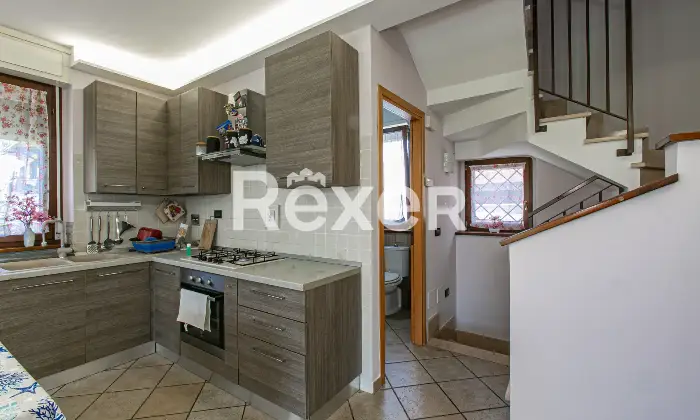 Rexer-Roma-Villa-a-schiera-angolare-su-tre-livelli-con-ampio-giardino-terrazzi-e-Box-auto-Altro