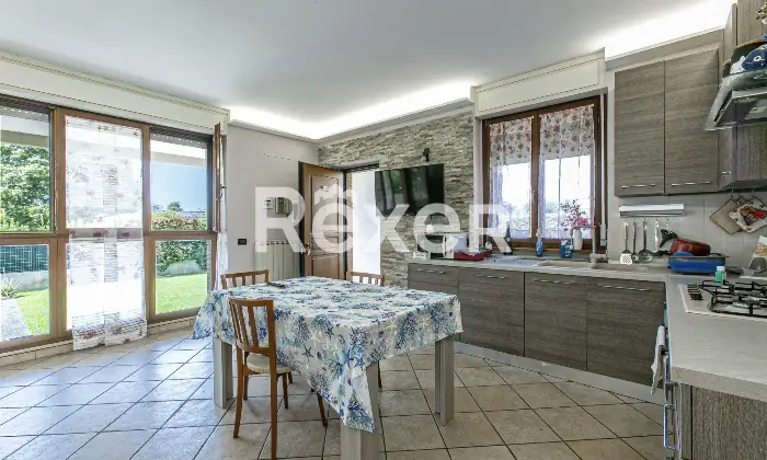 Rexer-Roma-Villa-a-schiera-angolare-su-tre-livelli-con-ampio-giardino-terrazzi-e-Box-auto-Altro