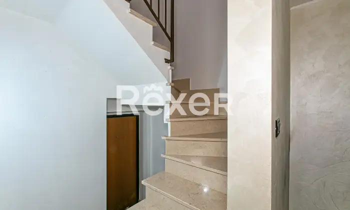 Rexer-Roma-Villa-a-schiera-angolare-su-tre-livelli-con-ampio-giardino-terrazzi-e-Box-auto-Altro