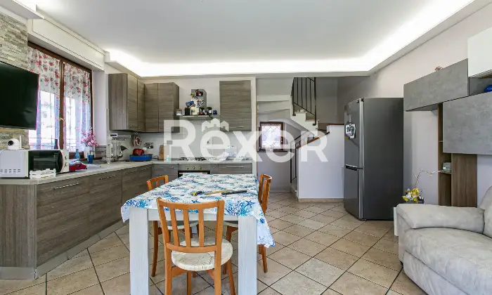 Rexer-Roma-Villa-a-schiera-angolare-su-tre-livelli-con-ampio-giardino-terrazzi-e-Box-auto-Altro