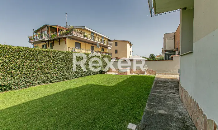 Rexer-Roma-Villa-a-schiera-angolare-su-tre-livelli-con-ampio-giardino-terrazzi-e-Box-auto-Altro