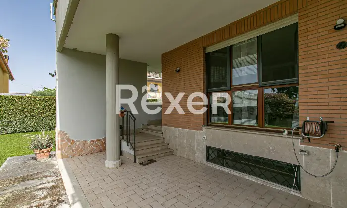 Rexer-Roma-Villa-a-schiera-angolare-su-tre-livelli-con-ampio-giardino-terrazzi-e-Box-auto-Altro
